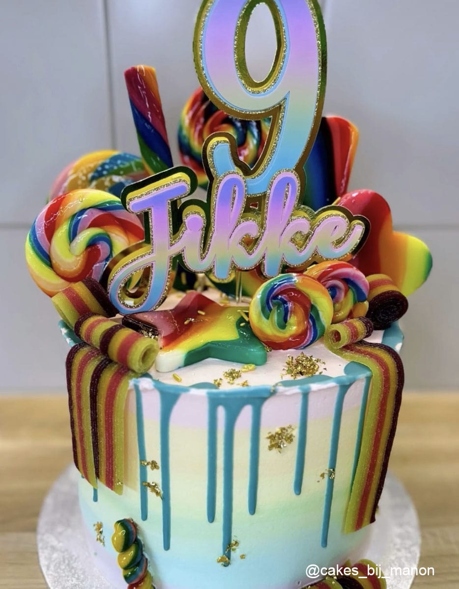 Taarttopper Regenboog achtergrond met naam en leeftijd