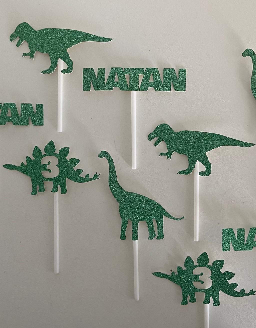 Cupcake toppers Dinosaurus met naam en leeftijd - per 9 stuks freeshipping - Prints by Mi