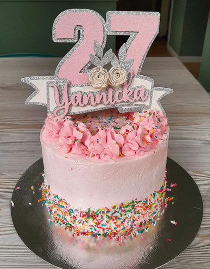Taarttopper met bloemen en banner - naam en leeftijd